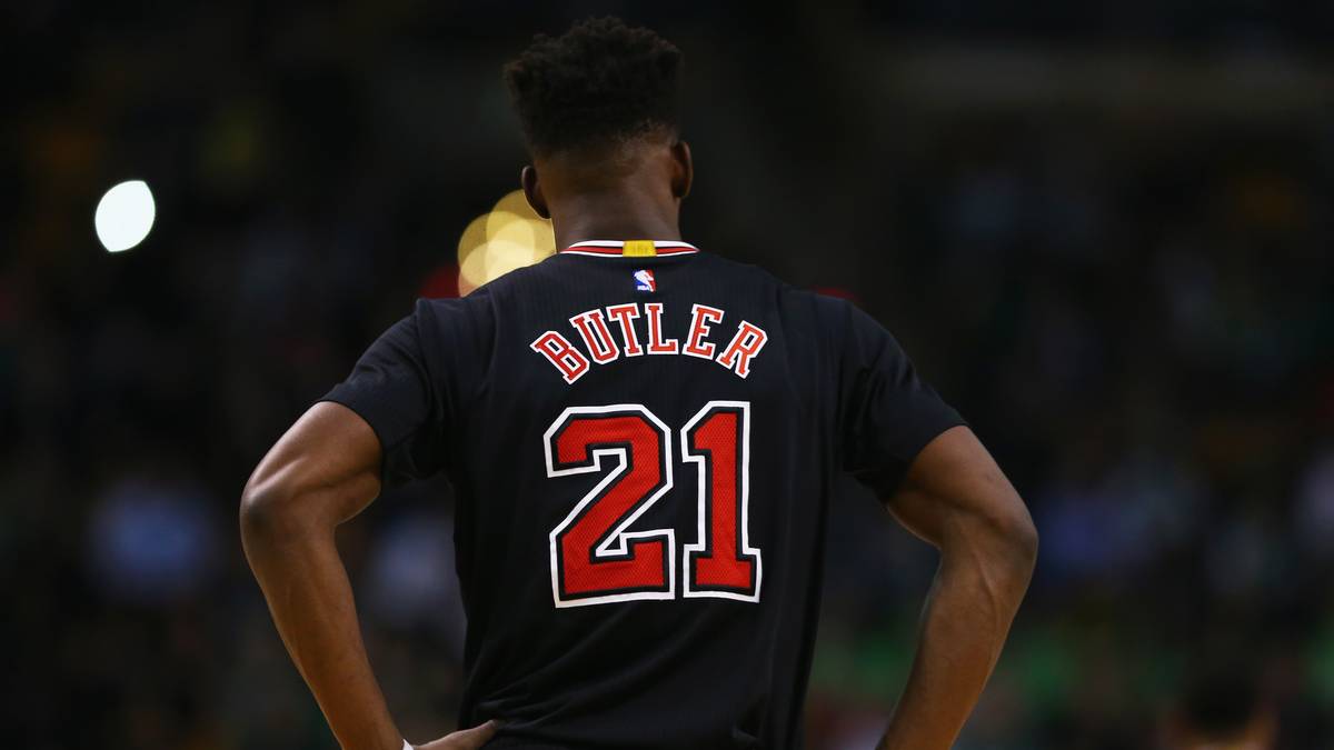 Derrick Rose weg, Joakim Noah weg, Pau Gasol weg. Schaut man sich nur die Namen der Abgänge an, wirkt der Sommer der Bulls wie eine herbe Enttäuschung. Allerdings wurde es Zeit, das Duo Rose/Butler zu sprengen. Zudem kamen mit Rajon Rondo, Dwyane Wade und Robin Lopez auch klangvolle Namen hinzu. Vielleicht schafft auch Zweitrundenpick Paul Zipser den Sprung in den Kader. Die Playoffs sind nahezu Pflicht