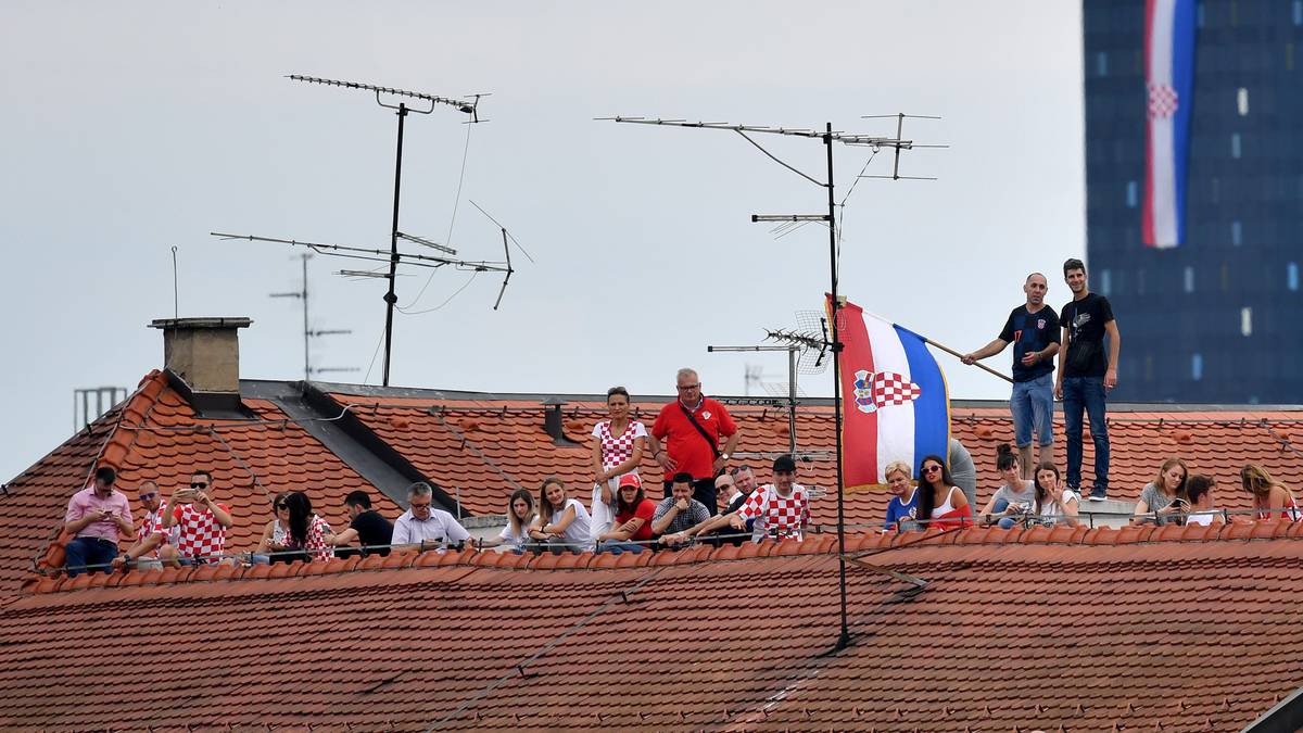 Einige Anhänger sind auf die Dächer der Stadt gestiegen, um von dort noch einen besseren Blick zu haben