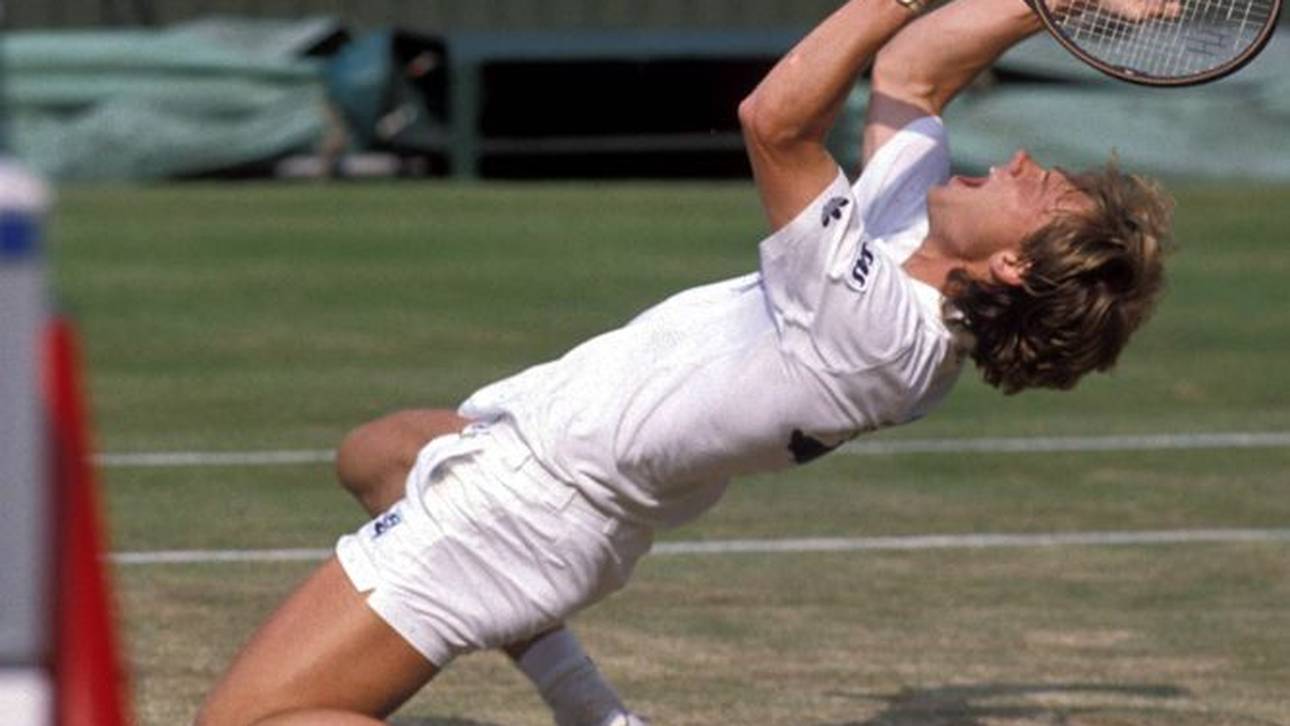 Stefan Edberg feiert seinen Sieg gegen den Favorit und Rivalen Boris Becker 