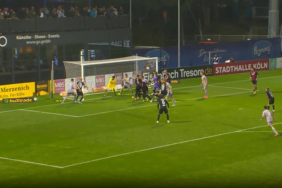 Viktoria Köln scheint einen überzeugenden Sieg gegen den Jahn Regensburg zu feiern - und ist in der Nachspielzeit auf die Adleraugen eines Linienrichters angewiesen, um den vierten Heimsieg in Folge zu sichern.  