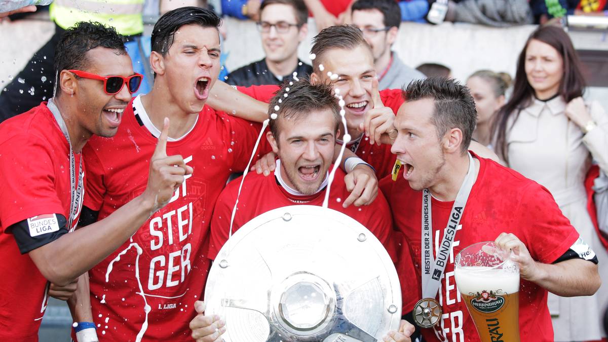 T-Shirt, Schale, Bier: drei Zutaten für eine gelungene Meisterfeier