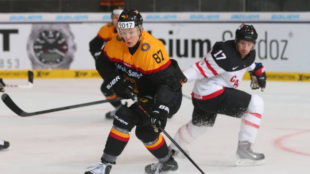 Philip Gogulla, 28, Außenstürmer: Seit der U17 spielt er durchgehend im DEB-Team und ist daher eine feste Größe der Mannschaft. Trotz seiner erst 28 Jahre ist er einer der Erfahrensten im Team. Zusammen mit Patrick Hager bildete er das erfolgreichste Sturm-Duo der Kölner Haie in der abgelaufenen DEL-Saison