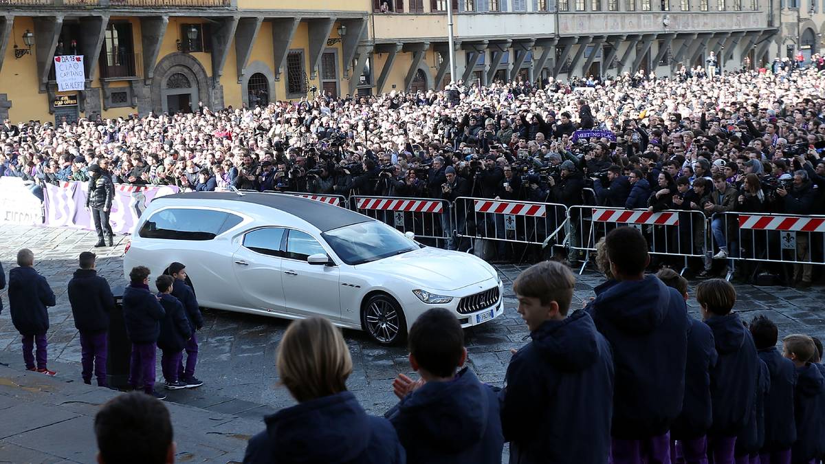 Der Leichenwagen mit dem Sarg Astoris fuhr anschließend am Fuße der Basilika vor 