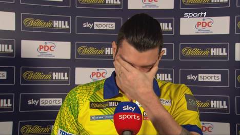 Nach seinem Sieg in Runde 1 der Darts WM bricht der Brasilianer Diogo Portela in Tränen aus. Nach dem Spiel erklärt er seine Emotionen.