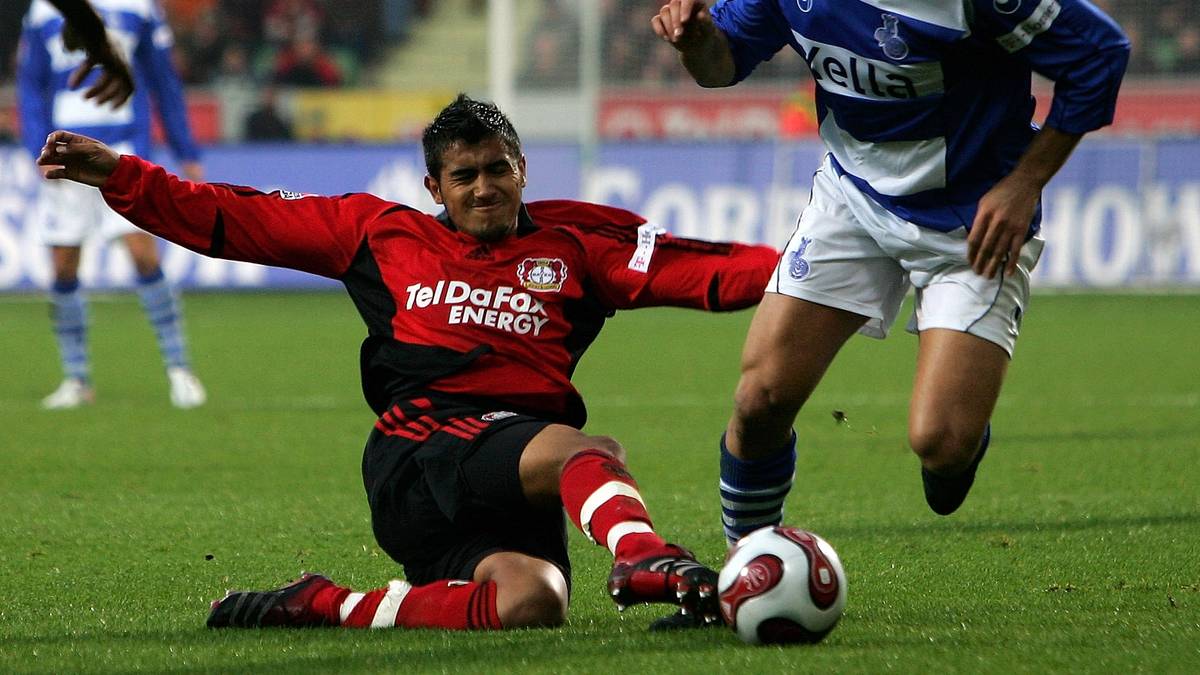 Die Bühne Bundesliga betritt Vidal 2007 bein Bayer Leverkusen. Der Chilene zeigt sofort seine Stärken. Furchtlos geht er in die Zweikämpfe. Allerdings hat diese Spielweise auch zu Folge, dass der junge Vidal immer wieder Gelbe Karten sieht und auch das eine oder andere Mal vom Platz gestellt wird