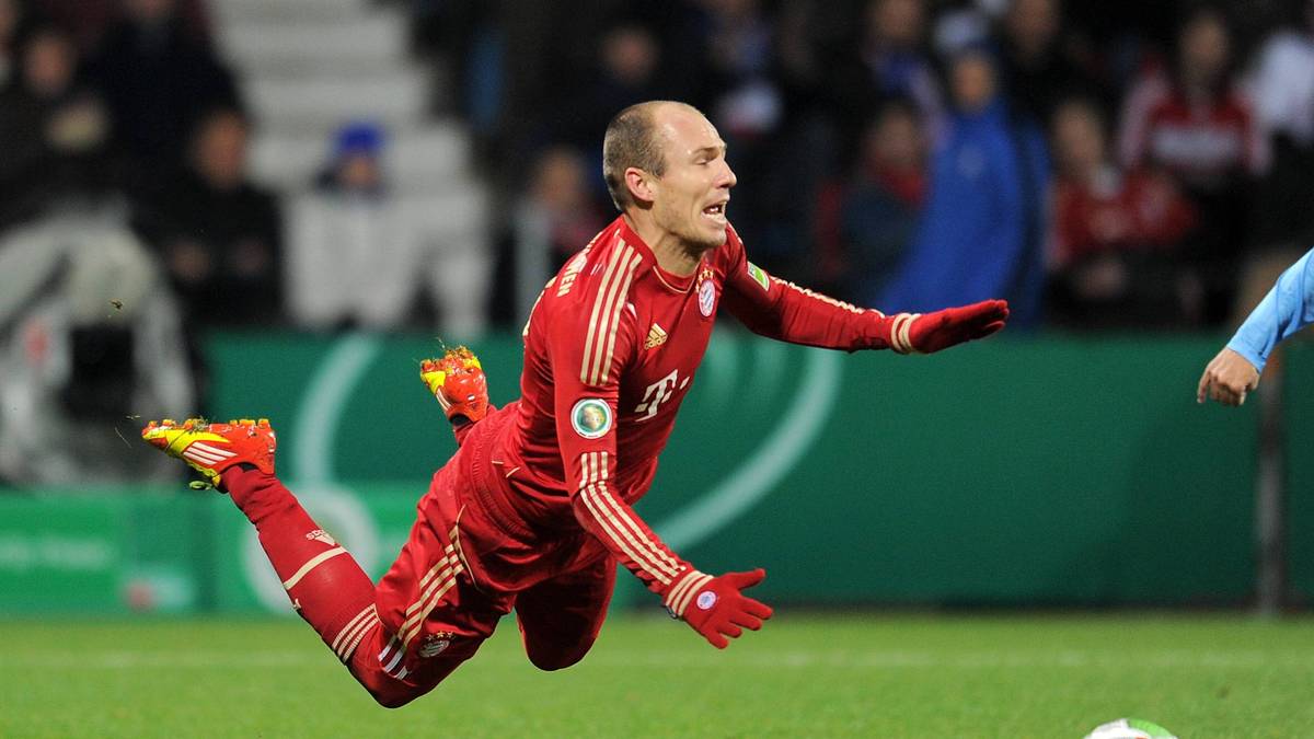 ARJEN ROBBEN (2011): Wieder Bochum, wieder DFB-Pokal, wieder Robben: Im Jahr 2011 spielen die Bayern im Achtelfinale beim VfL. In der 40. Minute wird Robben von Marcel Maltritz im Strafraum gefoult, fällt aber nicht sofort, sondern läuft zunächst weiter und hebt erst dann theatralisch ab