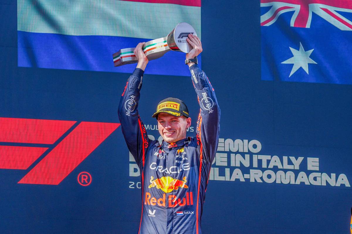 Max Verstappen feiert seinen zweiten Saisonsieg und stoppt die Erfolgsserie von Oscar Piastri. Mit einem sensationellen Manöver legt der Niederländer früh den Grundstein für seinen Triumph.