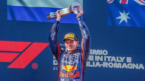 Max Verstappen feiert seinen zweiten Saisonsieg und stoppt die Erfolgsserie von Oscar Piastri. Mit einem sensationellen Manöver legt der Niederländer früh den Grundstein für seinen Triumph.