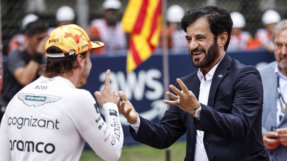 Fernando Alonso (l.) und Mohammed Ben Sulayem im Gespräch im Juni 2023