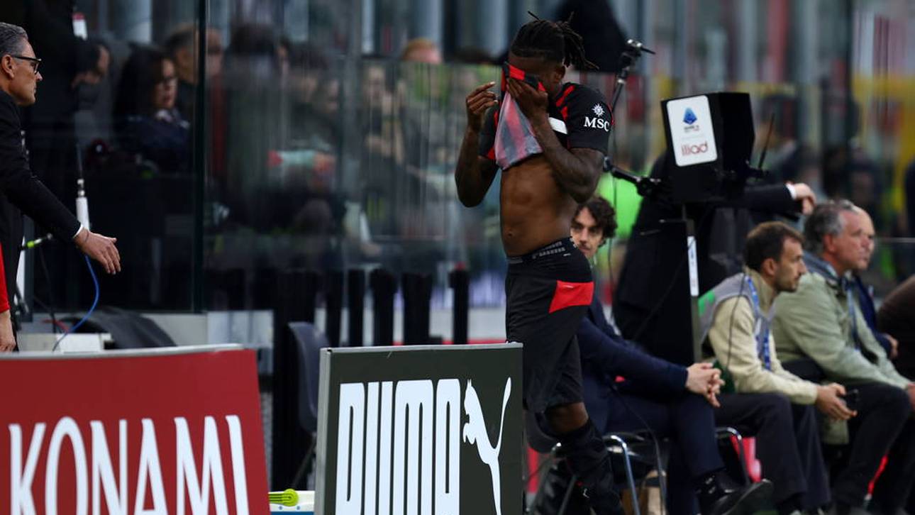 Rafael Leao zog sich bei seiner Auswechslung das Trikot vor das Gesicht