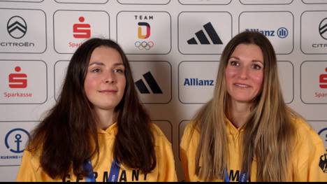 Die Langläuferinnen Julia Gimmler und Coletta Rydzek sprechen überglücklich über ihren Gewinn der Bronzemedaille.