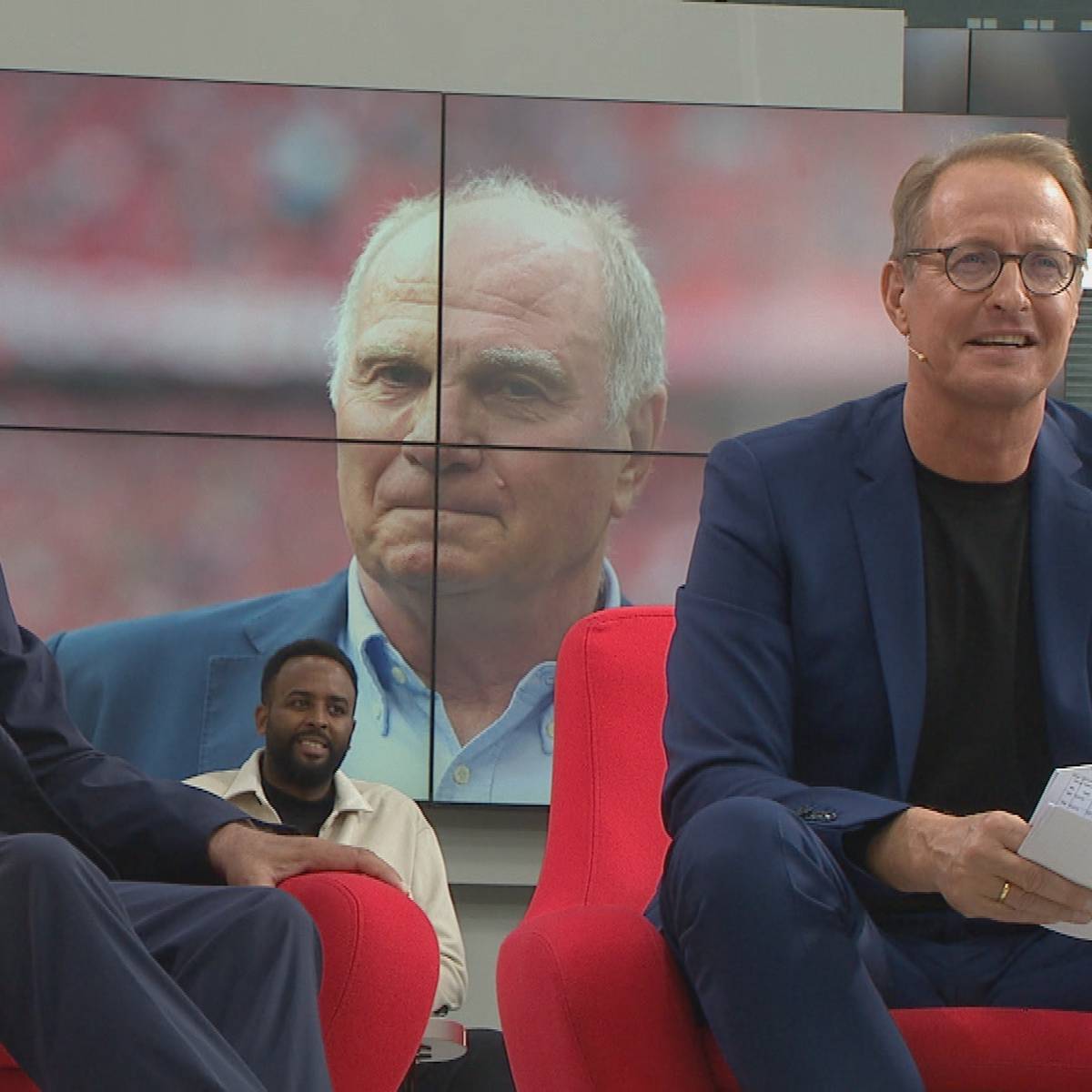 Bayerns Ehrenpräsident Uli Hoeneß ruft live im STAHLWERK Doppelpass an und schaltet sich in die Diskussionen um die WM 2022 in Katar ein.  