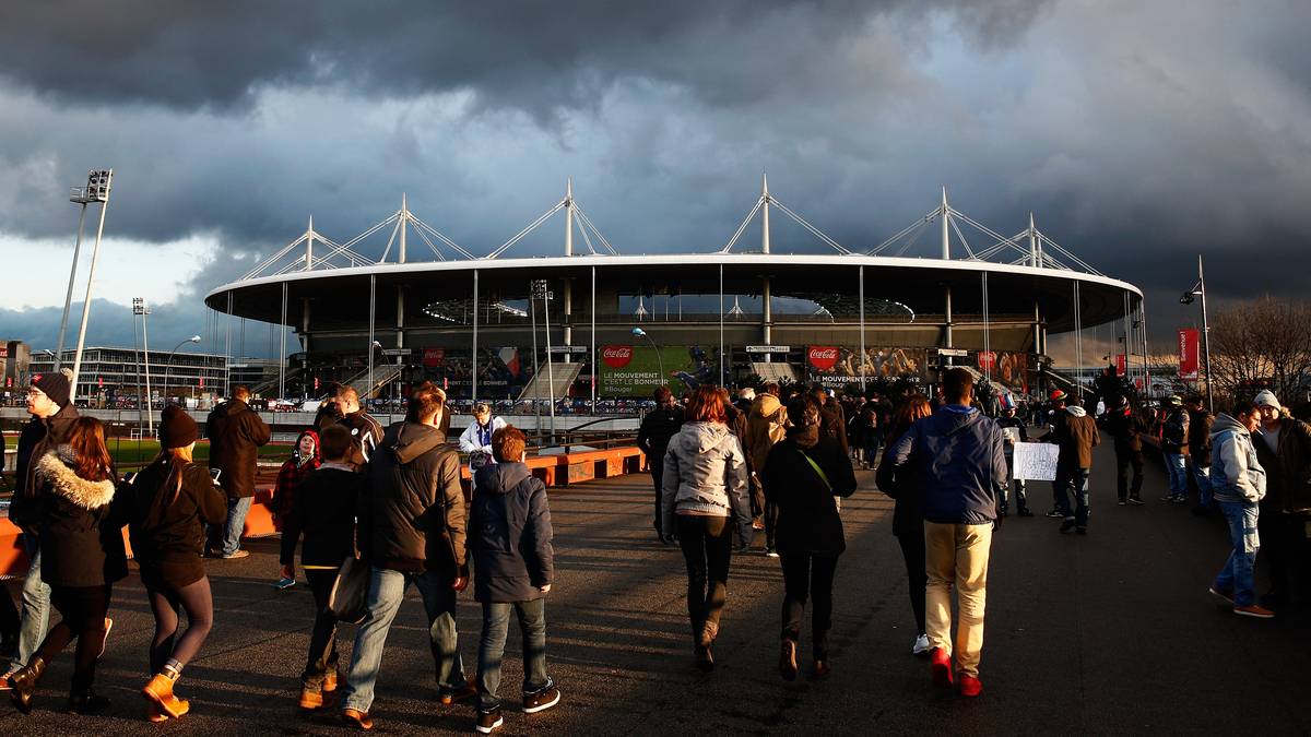 In 100 Tagen geht es endlich wieder los. Dann treffen Gastgeber Frankreich und Rumänien im Eröffnungsspiel der Fußball EM im Stade de France in Paris aufeinander. In dem Fußballtempel findet auch das Finale statt. SPORT1 zeigt die Fußball-Arenen der Europameisterschaft 2016
