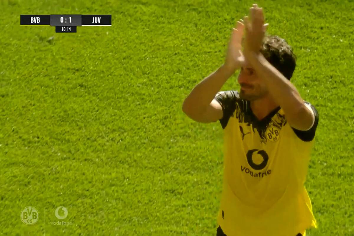Borussia Dortmund hat Mats Hummels verabschiedet. Die Fans der Schwarz-Gelben sorgen für emotionale Bilder.