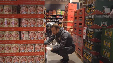 Die Profis des VfL Wolfsburg haben durch eine starke Aktion auf sich aufmerksam gemacht. In der fußballfreien Zeit füllen Maxi Arnold, Renato Steffen und Co. Supermarktregale auf, statt zuhause zu sitzen. 