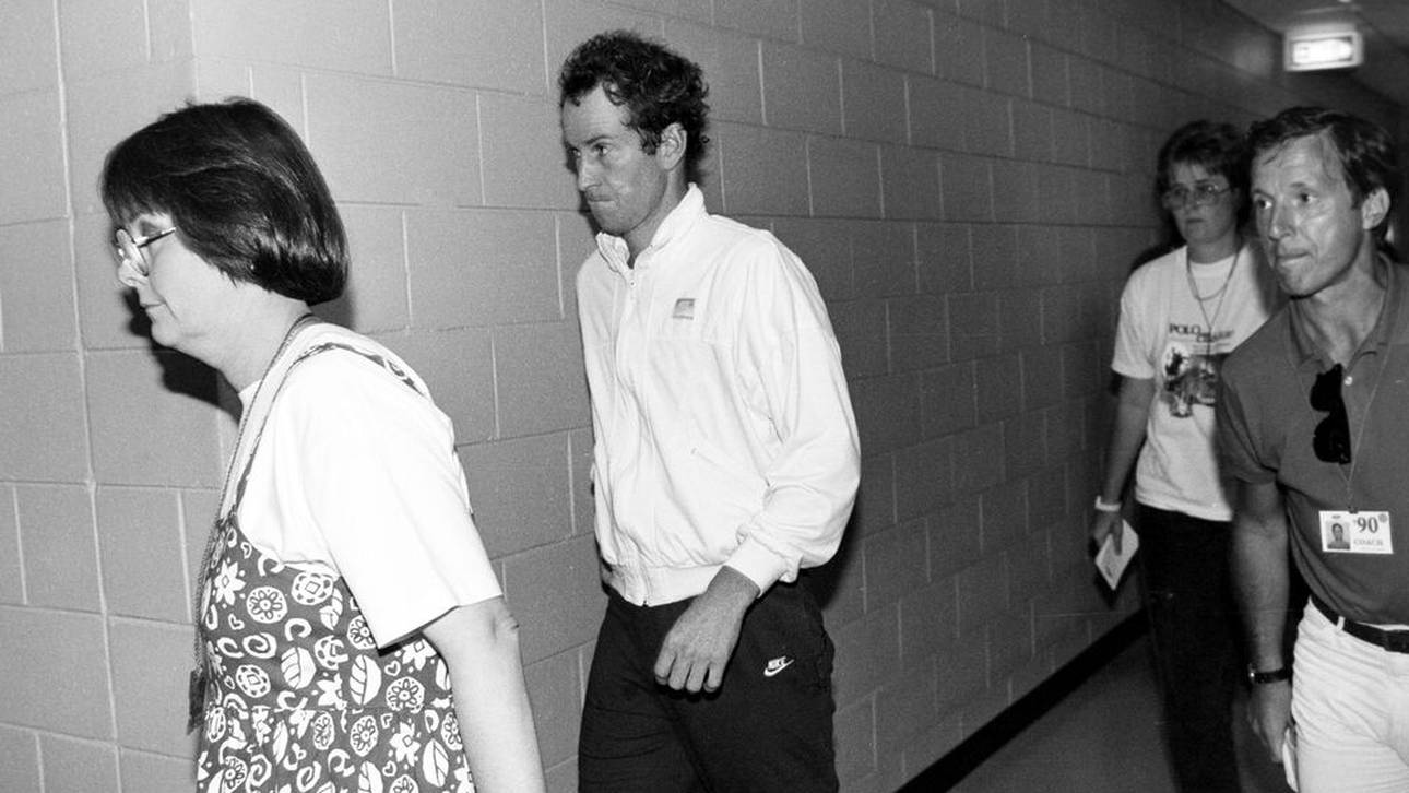 John McEnroe nach seiner Disqualifikation bei den Australian Open 1990