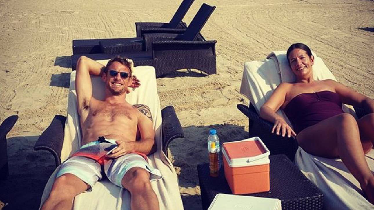 Button entspannt am Strand