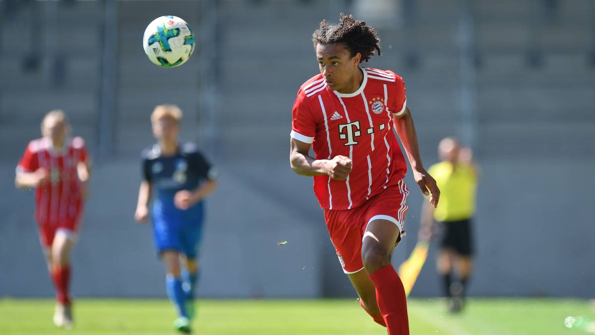 JOSHUA ZIRKZEE: Einer der vier Spieler, die Flick befördert hat. Der 1,93 Meter große Niederländer ist das größte Sturmtalent in den Reihen der Münchner