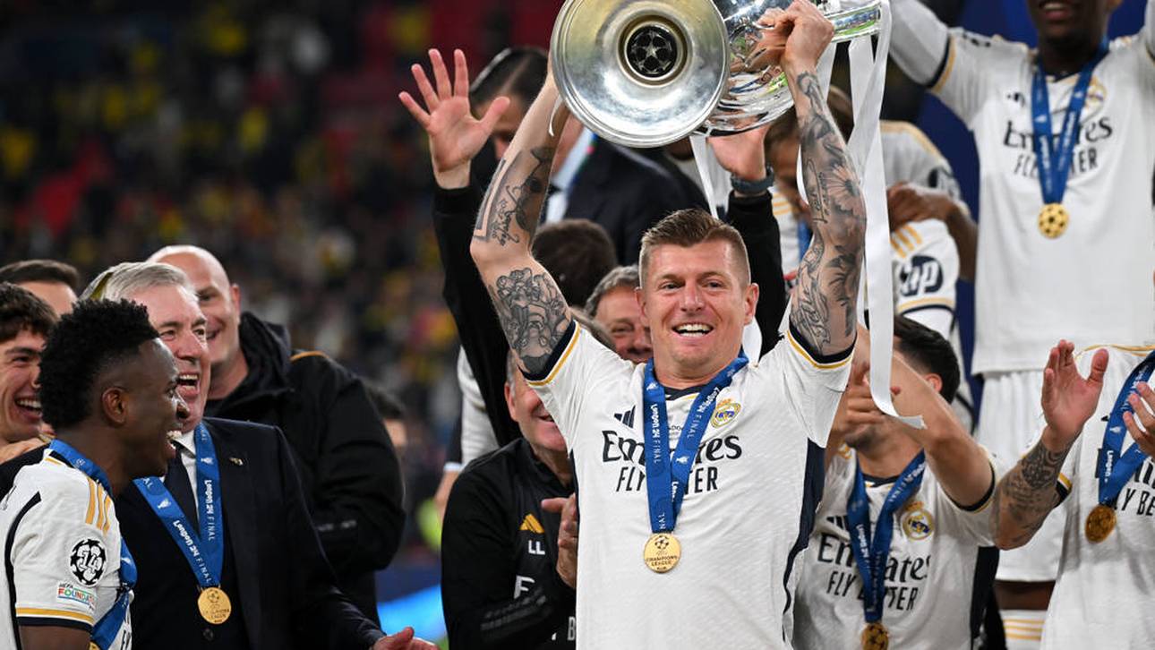 Toni Kroos mit dem CL-Pokal nach seinem letzten Spiel für Real Madrid