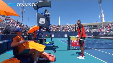 Nick Kyrgios rastet erneut auf dem Platz aus. Schiedsrichter Carlos Bernardes greift hart durch und wird dafür zur Zielscheibe des Australiers.