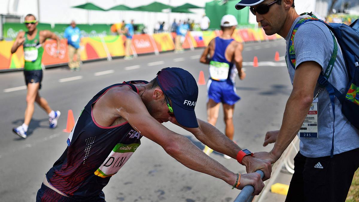 Drama um den Weltrekord-Geher Yohann Diniz. Der Franzose liegt bei der Königsdisziplin über 50 km an der Spitze, als er von Verdauungsproblemen heimgesucht wird. Trotz mehrerer Zusammenbrüche gibt der 38-Jährige nicht auf, legt nur kurze Pausen ein