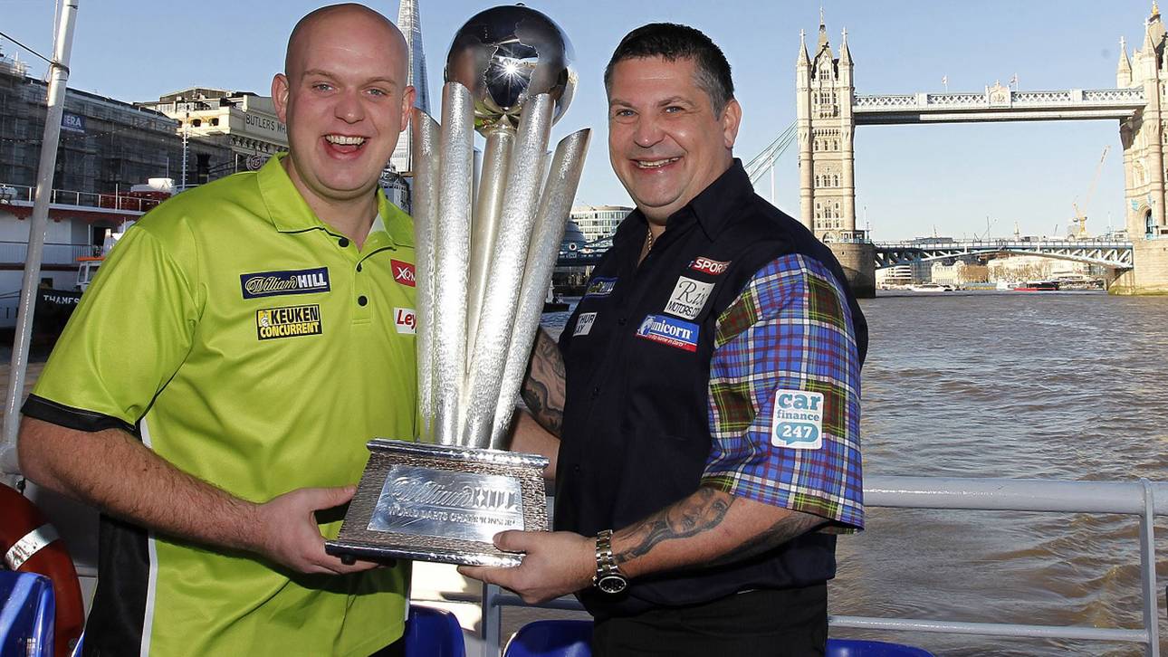 Schnappschuss auf der Themse: Der amtierende Weltmeister Anderson und Topfavorit van Gerwen mit der Sid Waddell Trophy