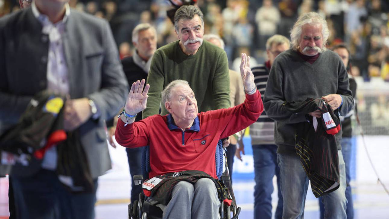 Joachim Deckarm (vorne, mit Heiner Brand) bekam während der Handball-EM 2024 in Deutschland anlässlich seines 70. Geburtstags eine große Bühne