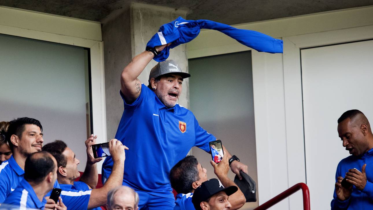 Maradona zaubert und flippt aus