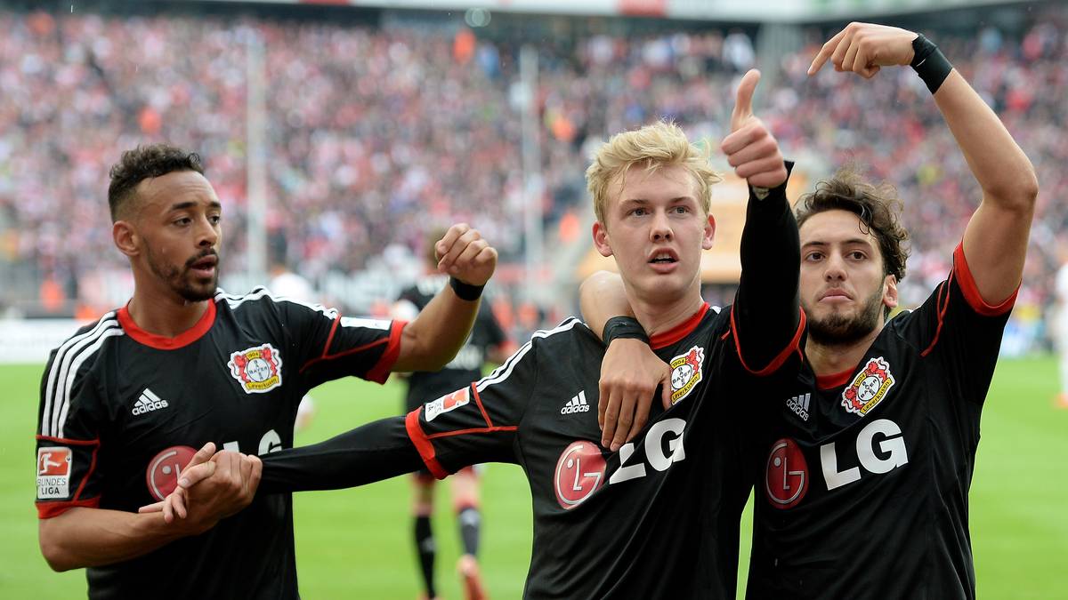 Mitten in eine Kölner Drangphase hinein erzielt Julian Brandt (M.) mit einem schönen Weitschuss die Führung für Leverkusen. Ein Schock für den FC, denn die Geißböcke machen ein gutes Spiel