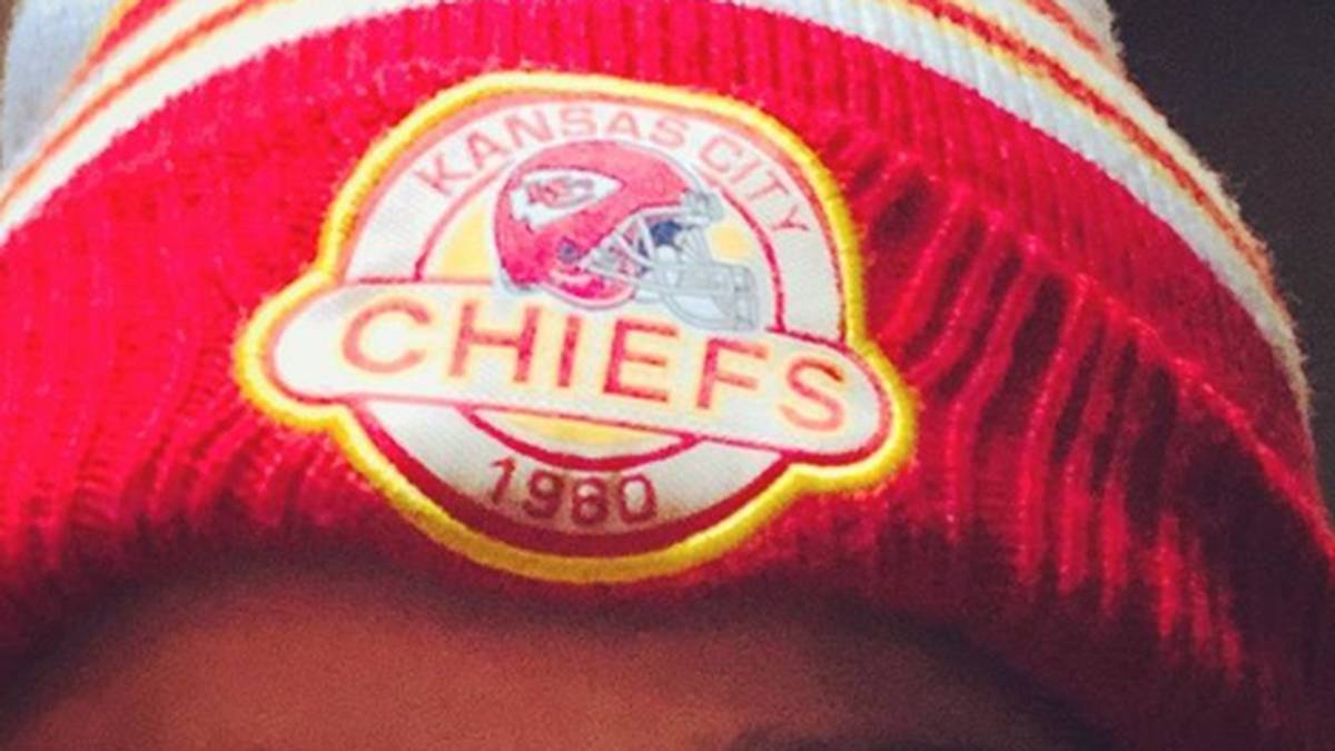 Sängerin Melissa Etheridge hält ebenfalls zum Team von Mega-Star Patrick Mahomes. Immer wieder postet sie Bilder mit Fan-Utensilien wie Mützen, Caps und Co.