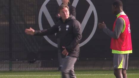 Dieter Hecking hat seine ersten Trainingseinheiten als neuer, alter Trainer des VfL Wolfsburg absolviert. Seine Mission ist es, die Wölfe vor dem Abstieg in die 2. Bundesliga zu bewahren.