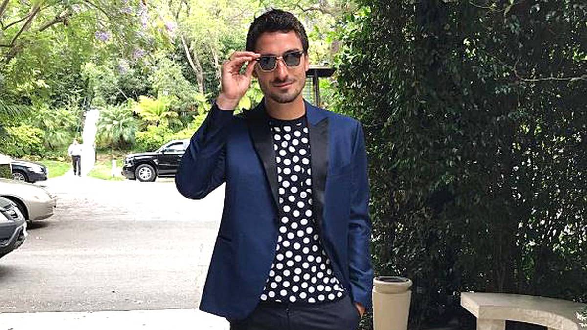 Hoppala, wer hat denn zu diesem Aufzug geraten? Bayern-Star Mats Hummels zeigt sich zum Dinner in einem recht heiklen Punkte-Outfit. 
