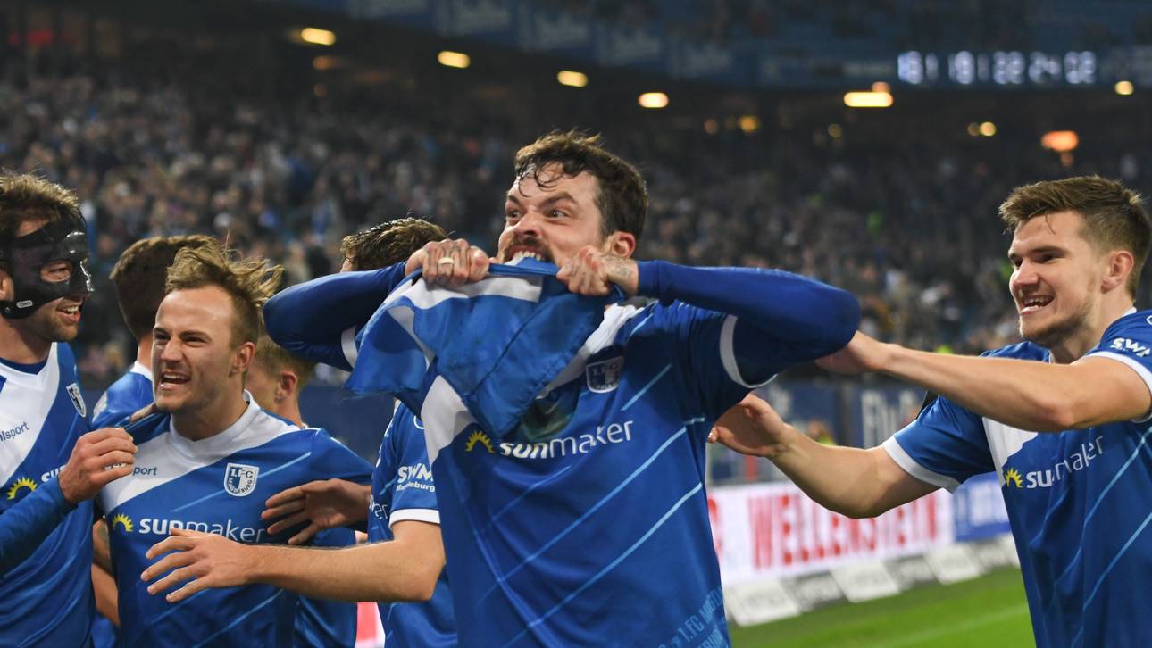 FCM-Kultspieler zerkaut HSV-Fahne