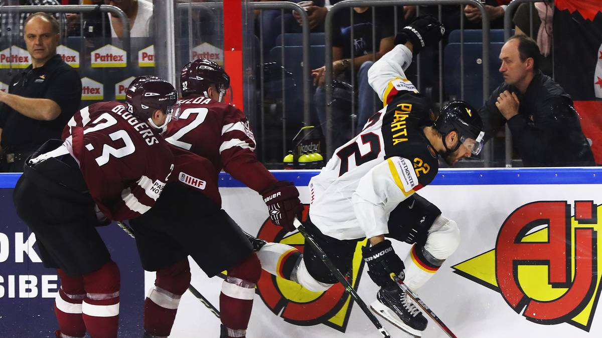 MATTHIAS PLACHTA (r.): Der Adler, der in der Saison 2015/16 einen Abstecher in die AHL (zweite Liga in Nordamerika) machte, spielte mit 14 Toren und 15 Assists eine starke Hauptrunde. Er sorgt vor allem mit seinen Direktabnahmen für Torgefahr - gerade auch in Überzahl