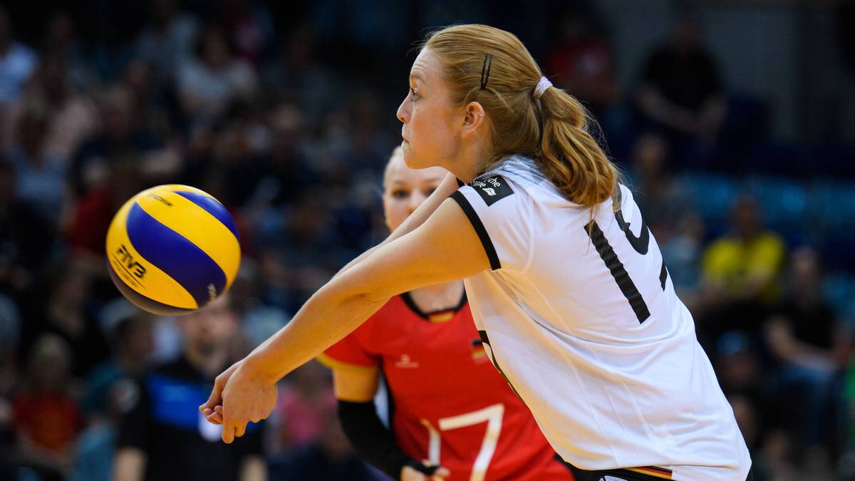 TANJA GROSSER (Außenangriff, VC Wiesbaden): Die 23-jährige Außenangreiferin verlängerte ihren Vertrag in Wiesbaden im April um ein Jahr. Großer ist seit 2012 für Wiesbaden im Einsatz und ist damit die dienstälteste VCW-Spielerin im aktuellen Kader. Zudem ist sie eine wichtige Punktlieferantin. In der vergangenen Saison war sie mit 273 erzielten Punkten Wiesbadens erfolgreichste Angreiferin