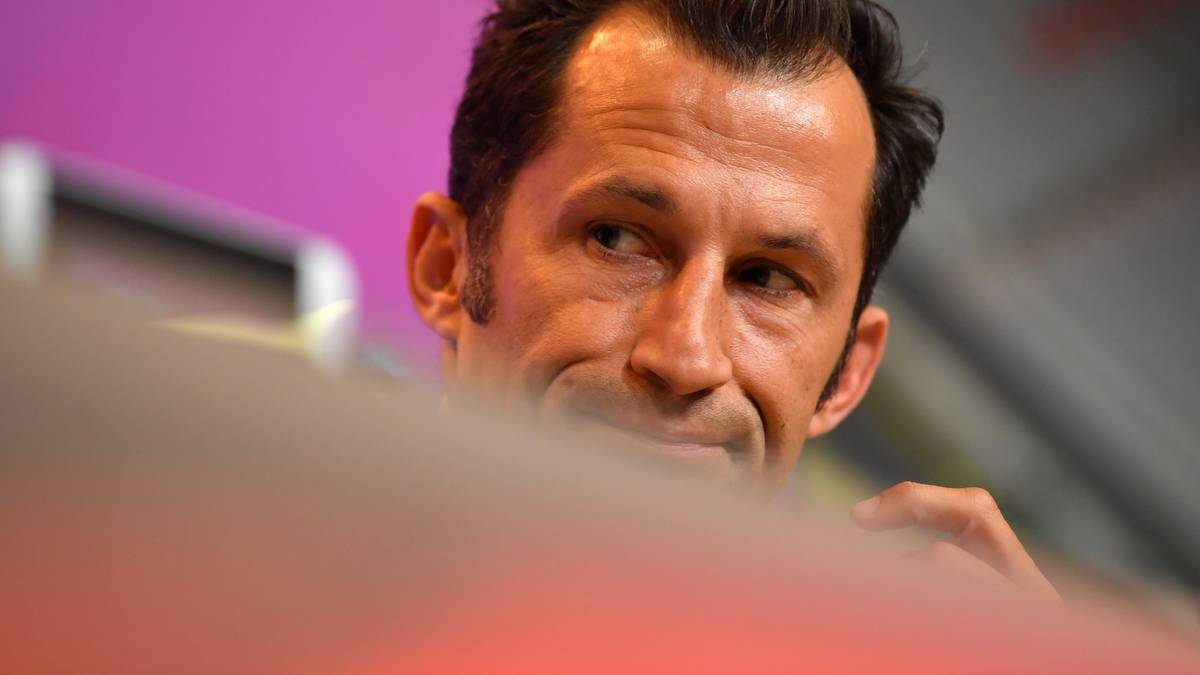 30. JULI: Offensichtlich jedoch noch nicht für Sportdirektor Salihamidzic, der Kovacs Aussagen am späten Abend noch einmal deutlich kritisiert. Es sei "wichtig, dass über die Spieler nicht gesprochen wird, die bei einem anderen Verein unter Vertrag stehen"