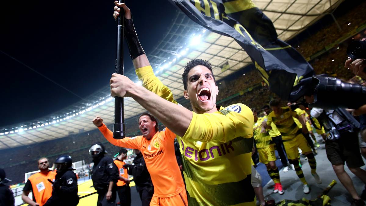 Marc Bartra schnappt sich eine Fahne. Nach der Verletzung beim Anschlag auf den Mannschaftsbus ist der Spanier wieder vollkommen genesen und erlebt einen Höhepunkt seiner Karriere