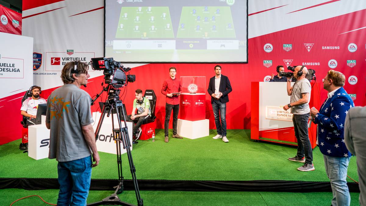 Die TV- Bühne, auf der die Matches stattgefunden haben und LIVE von SPORT1 übertragen wurden. Im Zentrum die umworbene Schale