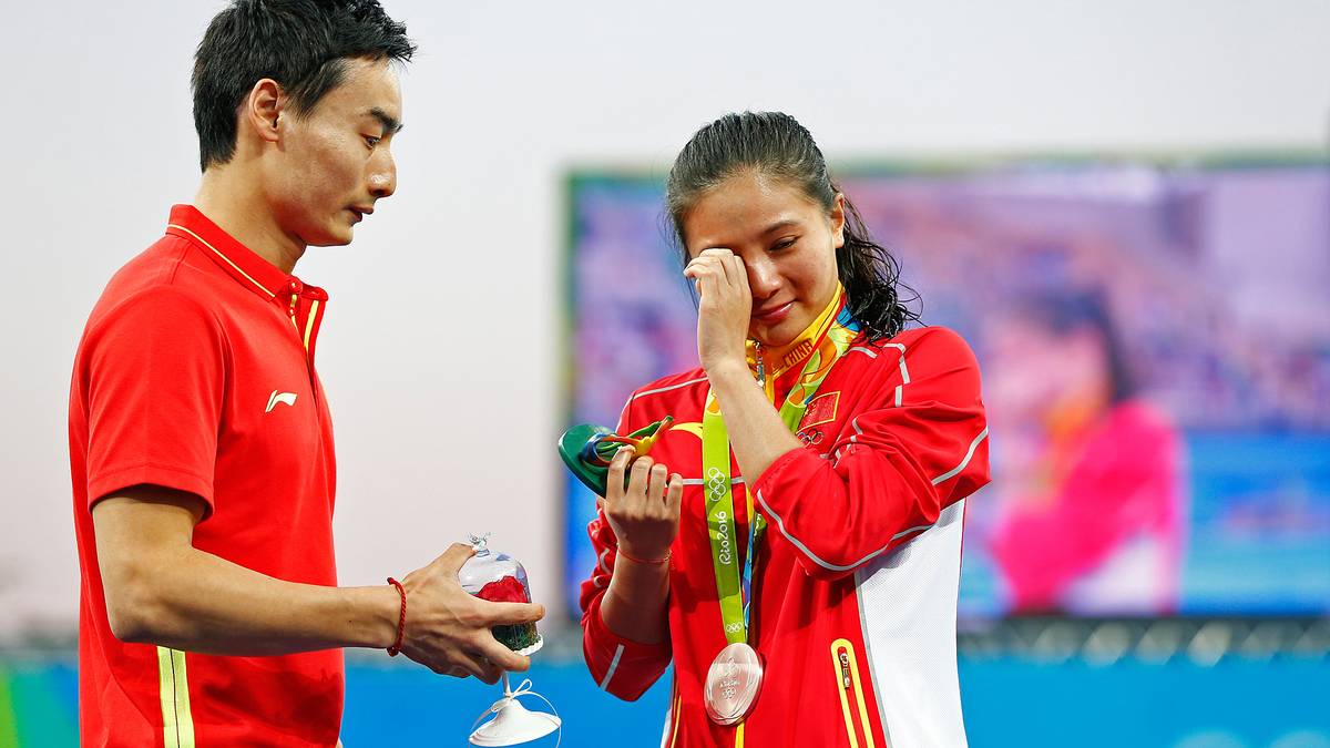 Auch das Publikum nimmt an der berührenden Szene teil. Als auf der Anzeigetafel des Maria Lenk Aquatics Centre "She said yes" erscheint, bricht Jubel aus 