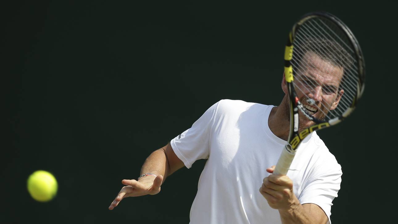 Tennis-Rüpel rammt Balljungen