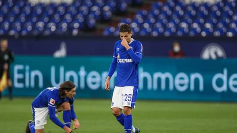 Amine Harit (Mitte) wurde gegen Wolfsburg bereits nach rund 40 Minuten ausgewechselt