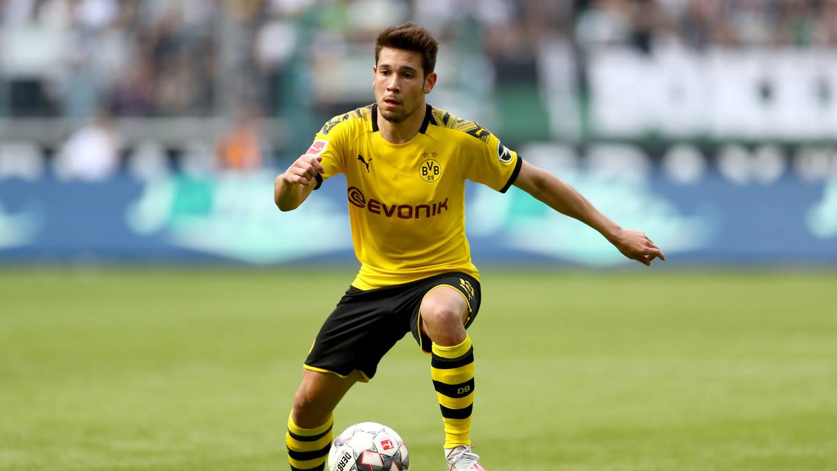 RAPHAEL GUERREIRO (Borussia Dortmund): Anders gestaltet sich die Lage bei Guerreiro. Der hoch veranlagte Portugiese zeigt gute Leistungen und ist vielseitig, auf den Positionen links defensiv und offensiv aber jeweils wohl nicht erste Wahl. Links hinten drängt Neuzugang Nico Schulz in die Startelf, offensiv schöpft der BVB aus dem Vollen. Ein Wechsel scheint realistisch