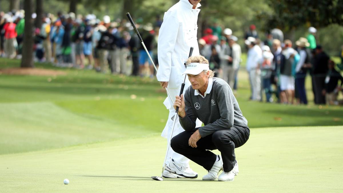 Den Ball genau ins Visier nimmt Bernhard Langer, der vor der letzten Runde auf dem starken dritten Platz liegt