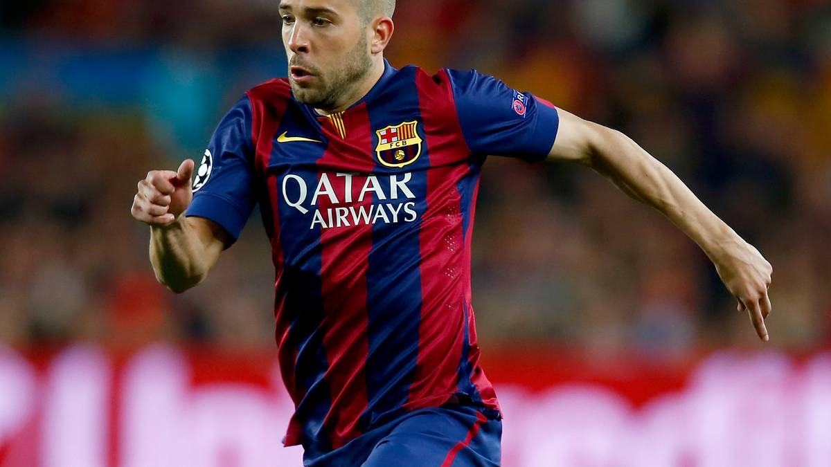 Seit seiner Rückkehr nach Barcelona anno 2012 gilt Jordi Alba auf der linken Abwehrseite als gesetzt. Der 26-Jährige, der seinen Vertrag gerade erst bis 2020 verlängert hat, schaltet sich wie Alves gerne und häufig ins Offensivspiel ein, hinterläuft Neymar auf dem Flügel und hat eine hohe Grundschnelligkeit. Beide Teams haben Außen ihre Stärken, doch für Barcas Außenverteidiger spricht das Tempo - 3:2 für Barca in der Gesamtwertung
