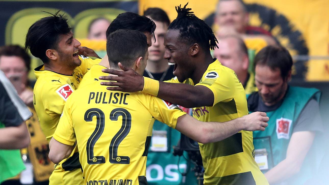 Borussia Dortmund v VfB Stuttgart - Bundesliga