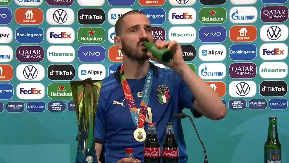 Leonardo Bonucci wurde nach dem EM-Final-Sieg Italiens gegen England zum Star des Spiels gewählt. Bonucci feiert mit zwei Getränken, die bei Cristiano Ronaldo nicht hoch im Kurs stehen.