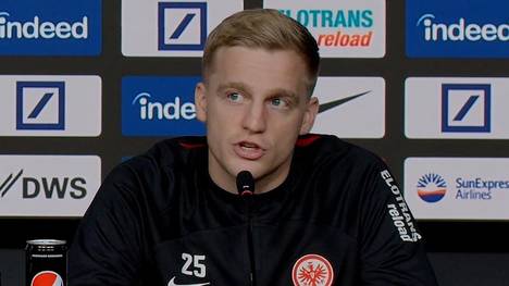 Donny van de Beek wechselt von Manchester United zu Eintracht Frankfurt. Auf einer Pressekonferenz erklärt er, warum er sich für die SGE entschieden hat - und wie es ist, mit Cristiano Ronaldo zu spielen.