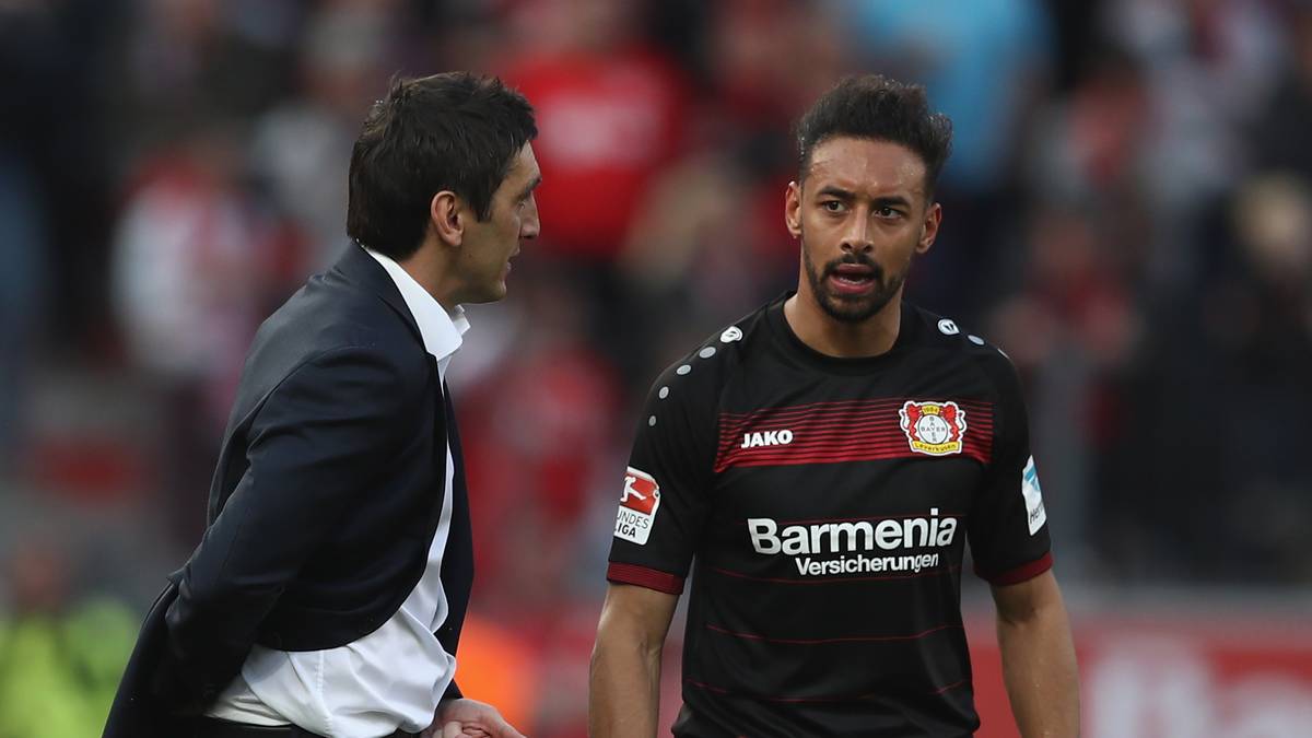 Mit der glücklichen Führung gehen die Leverkusener in die Pause. Redebedarf hat Trainer Tayfun Korkut nach der durchwachsenen ersten Hälfte trotzdem