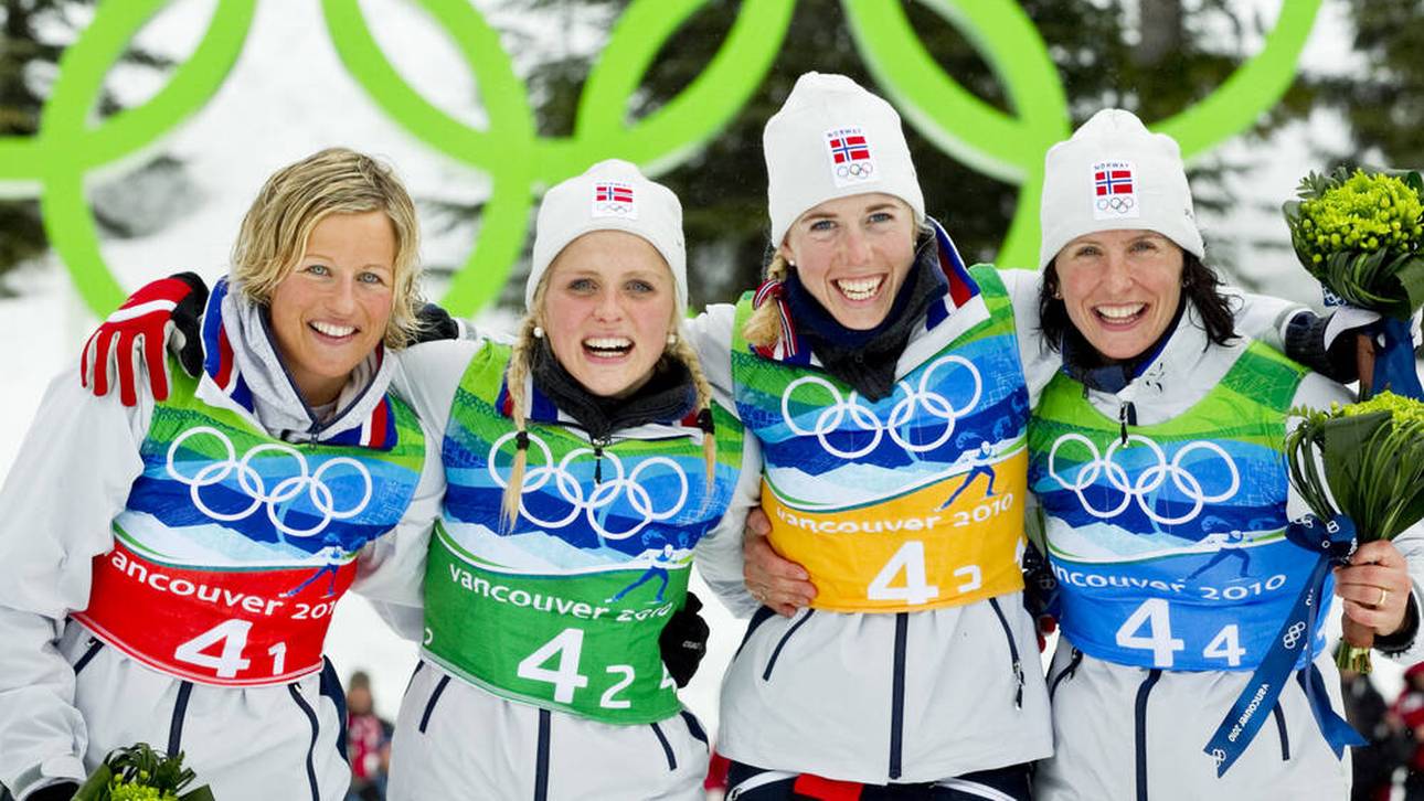 Vibeke Skofterud, Therese Johaug, Kristin Stormer Steira und Marit Bjorgen (v.l.) nach ihrem Olympiasieg 2010