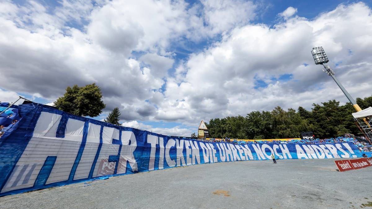 Vor dem Anpfiff feiern die Fans der Lilien die Bundesliga-Rückkehr mit einer beeindruckenden Choreo: Über weite Bereiche der Zuschauerränge ist folgender Schriftzug zu lesen: "Hier ticken die Uhren noch anders"